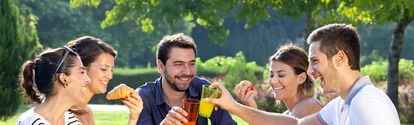 Young people eat and drink in the countryside