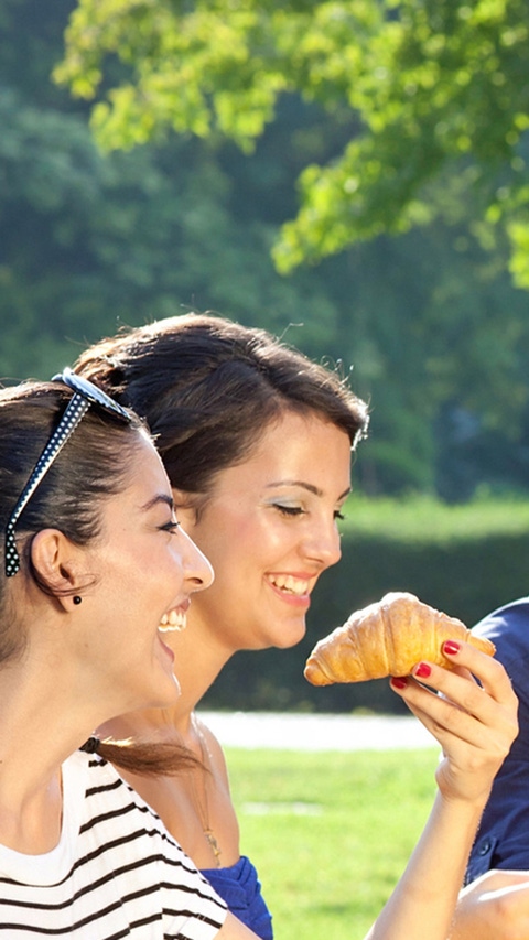 Young people eat and drink in the countryside